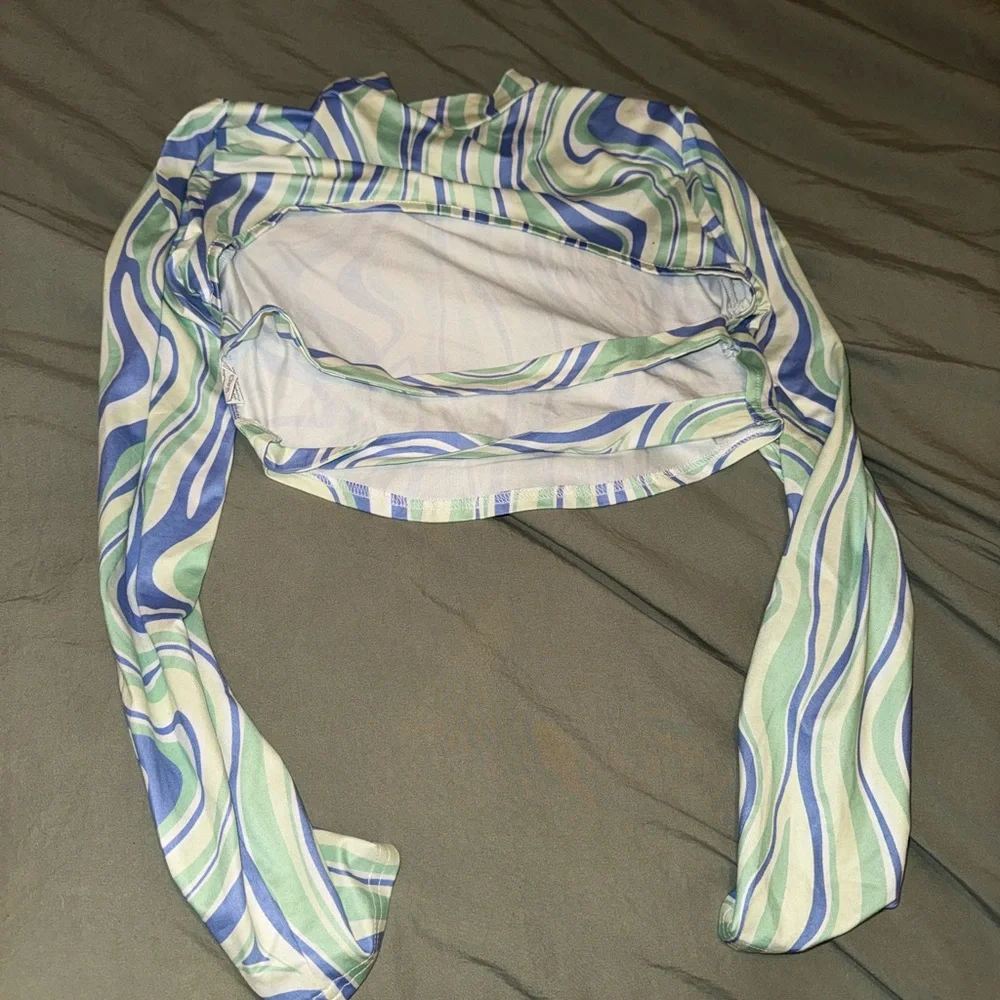 OPEN BACK ABSTRACT TOP - Picture 3 of 3